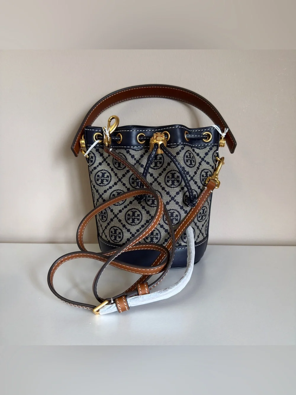 Tory Burch T MONOGRAM MINI BUCKET BAG